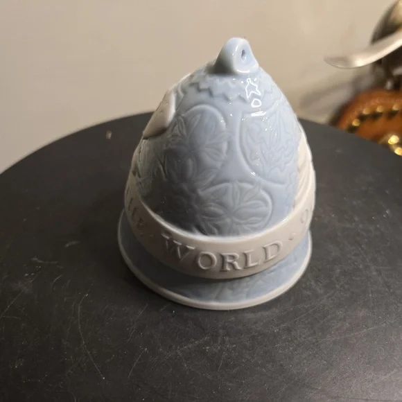 Lladro 2007 Porcelain White Bell Ornament - Picture 6 of 12